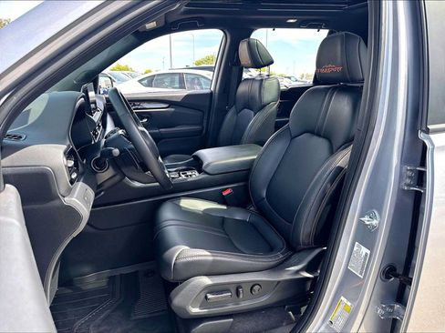 Used 2025 Honda Pilot TrailSport image 27