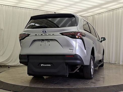 Used 2024 Toyota Sienna LE FWD image 11