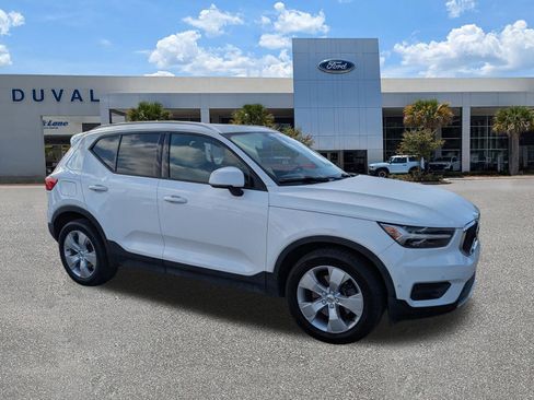 Used 2019 Volvo XC40 T5 Momentum image 2