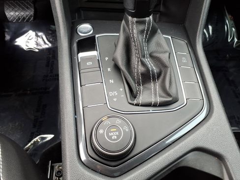 Used 2021 Volkswagen Tiguan SE w/ Panoramic Sunroof Package image 14