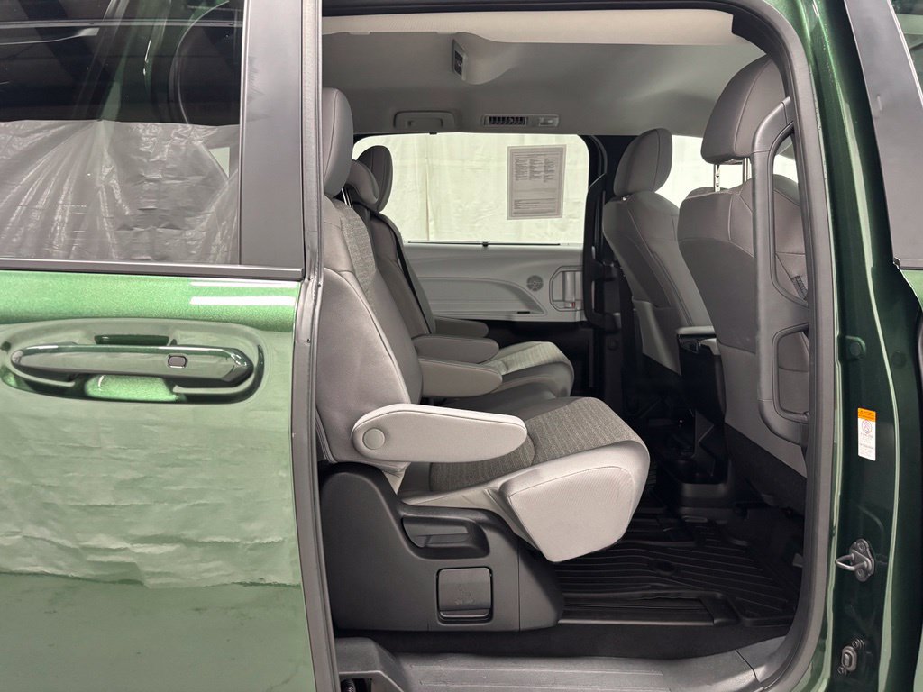 Used 2026 Toyota Sienna LE FWD image 55