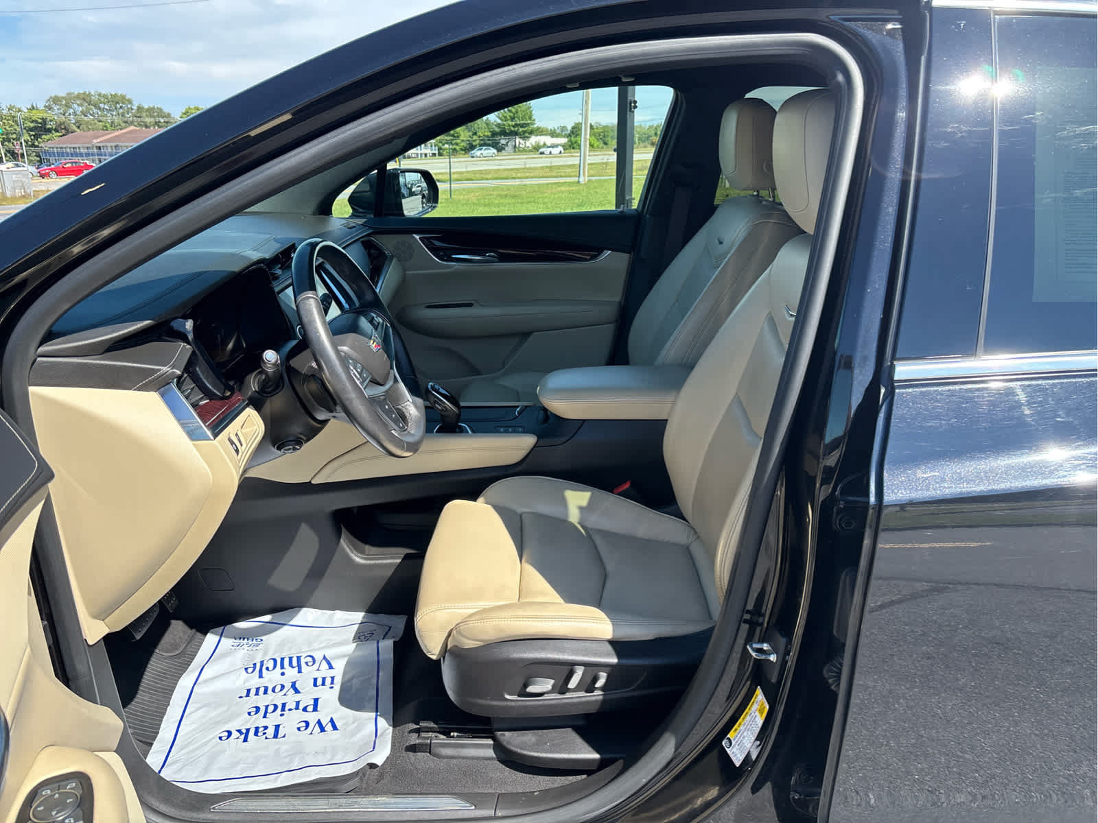 Used 2017 Cadillac XT5 Luxury w/ Driver Awareness Package AWD/4WD image 19