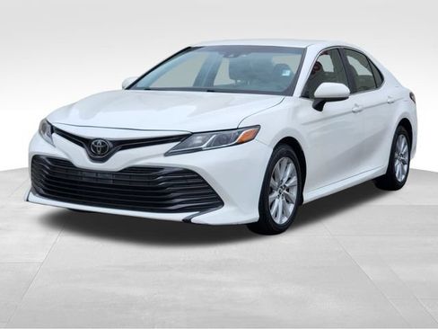 Used 2018 Toyota Camry LE FWD image 3