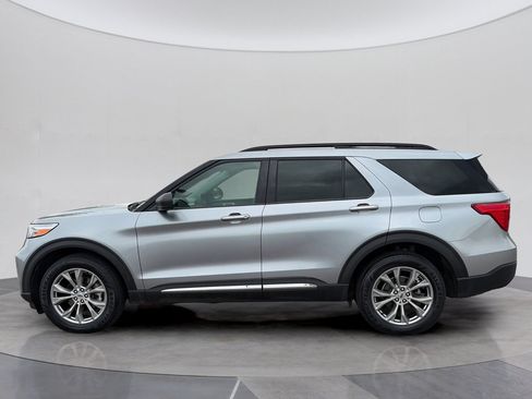 Used 2023 Ford Explorer XLT w/ Equipment Group 202A AWD/4WD image 2