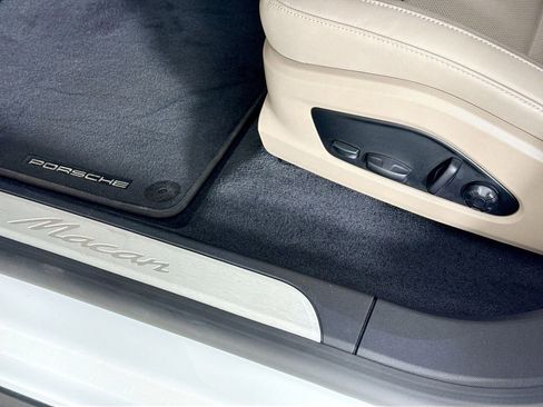 Certified 2025 Porsche Macan Electric RWD image 18