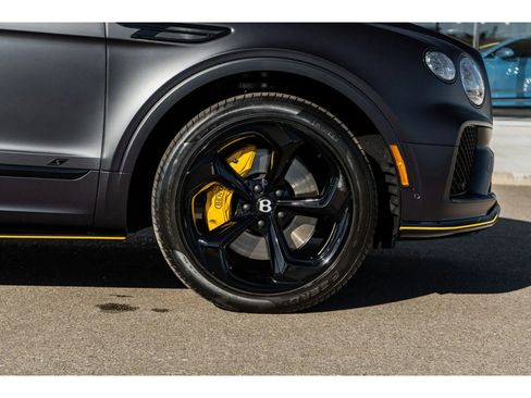 Used 2025 Bentley Bentayga image 16