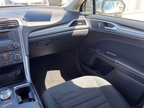 Used 2018 Ford Fusion SE image 30