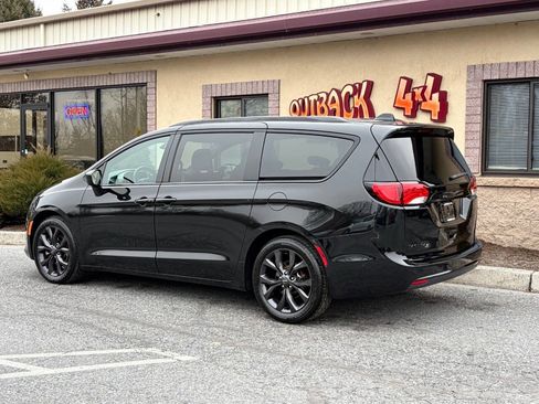 Used 2019 Chrysler Pacifica Touring-L w/ Advanced Safetytec Group image 5