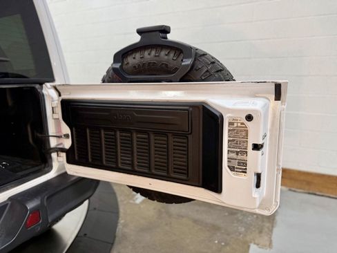 Used 2019 Jeep Wrangler Unlimited Sahara w/ Uconnect 4C Nav & Sound Group AWD/4WD image 33