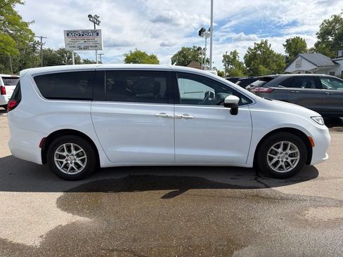 Used 2023 Chrysler Pacifica Touring FWD image 4