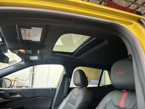 Used 2024 Chevrolet Trax RS w/ Sunroof Package FWD image 5