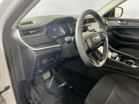 Used 2023 Jeep Grand Cherokee Laredo AWD/4WD image 9
