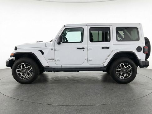 Used 2025 Jeep Wrangler Sahara image 5