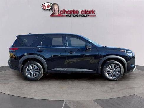 Certified 2025 Nissan Pathfinder S image 6