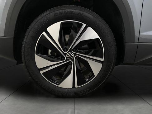 Used 2025 Volkswagen Taos SE image 12