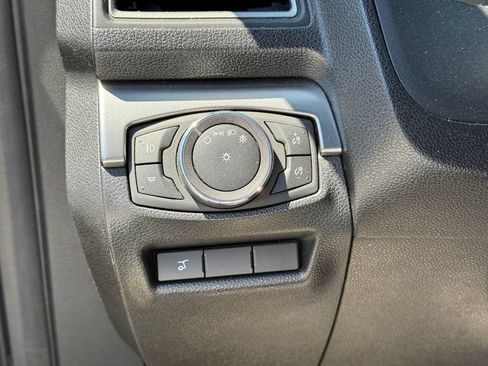 Used 2018 Ford Explorer XLT w/ Equipment Group 202A AWD/4WD image 18