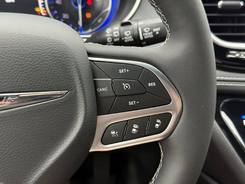 Used 2026 Chrysler Pacifica Limited FWD image 34