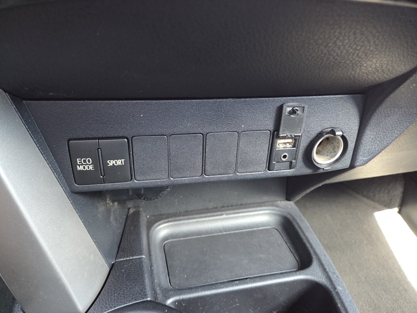 Used 2018 Toyota RAV4 XLE w/ Plus Extra Value Package FWD image 30
