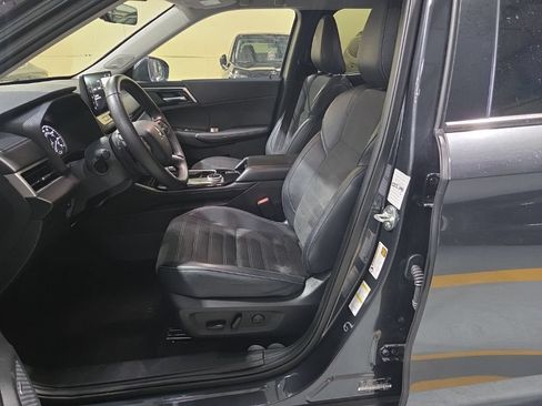 Used 2025 Mitsubishi Outlander SE FWD image 3