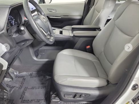 Used 2025 Toyota Sienna XLE FWD image 5