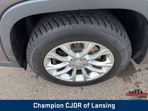 Used 2019 Jeep Cherokee Latitude w/ Cold Weather Group image 2