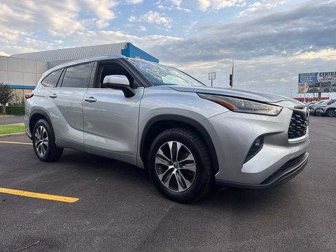 Used 2022 Toyota Highlander XLE FWD image 10