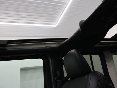 Used 2022 Jeep Wrangler Unlimited Sahara AWD/4WD image 58