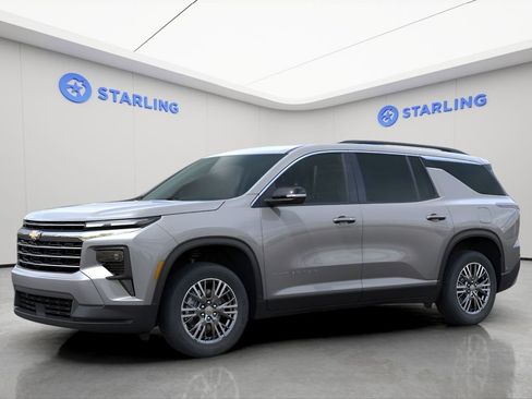 Used 2026 Chevrolet Traverse LT FWD image 2