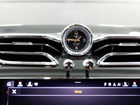 Used 2021 Bentley Bentayga image 16