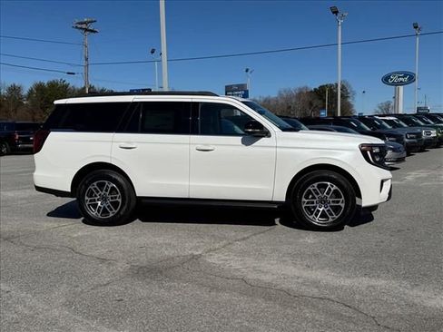 New 2026 Ford Expedition Active image 2