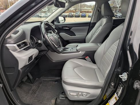 Used 2023 Toyota Highlander XLE image 18