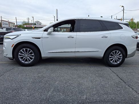 Used 2023 Buick Enclave Essence AWD/4WD image 2