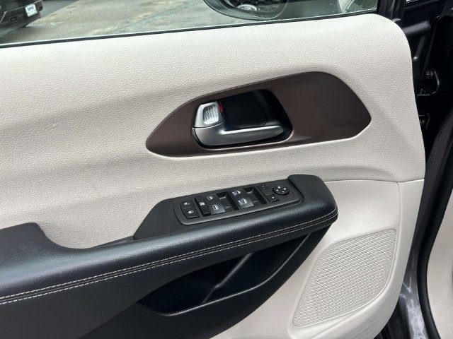 Used 2023 Chrysler Voyager LX FWD image 26