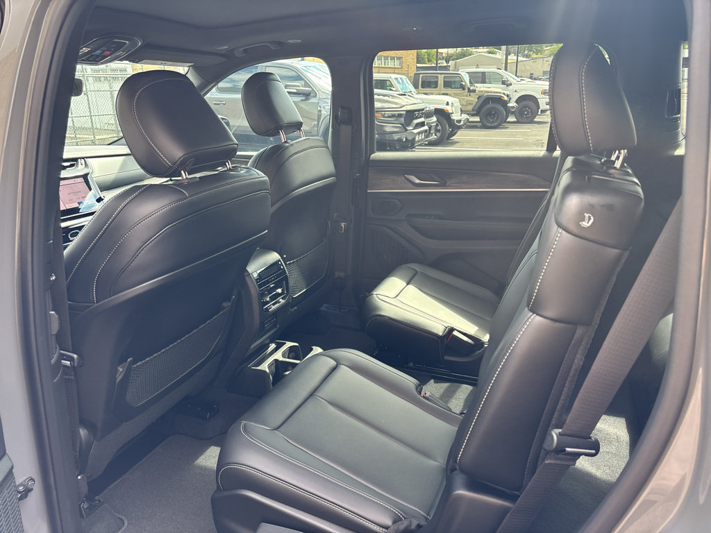 New 2027 Jeep Grand Cherokee L Limited w/ Limited Altitude Package AWD/4WD image 18