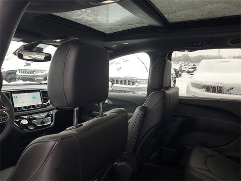 New 2026 Chrysler Pacifica Select image 11