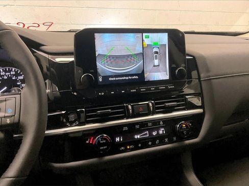 Certified 2025 Nissan Pathfinder SL image 5