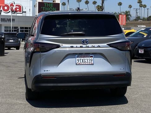 Certified 2025 Toyota Sienna XLE FWD image 39