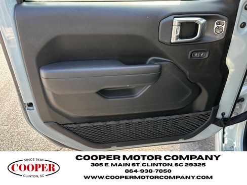 Used 2024 Jeep Wrangler Unlimited Rubicon w/ Technology Group image 10