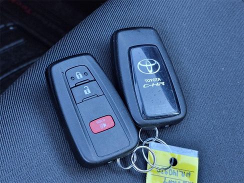 Used 2022 Toyota C-HR XLE image 32
