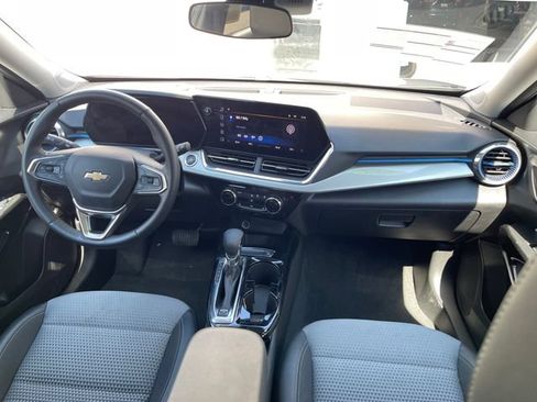Used 2025 Chevrolet Trax LT w/ LT Convenience Package FWD image 32