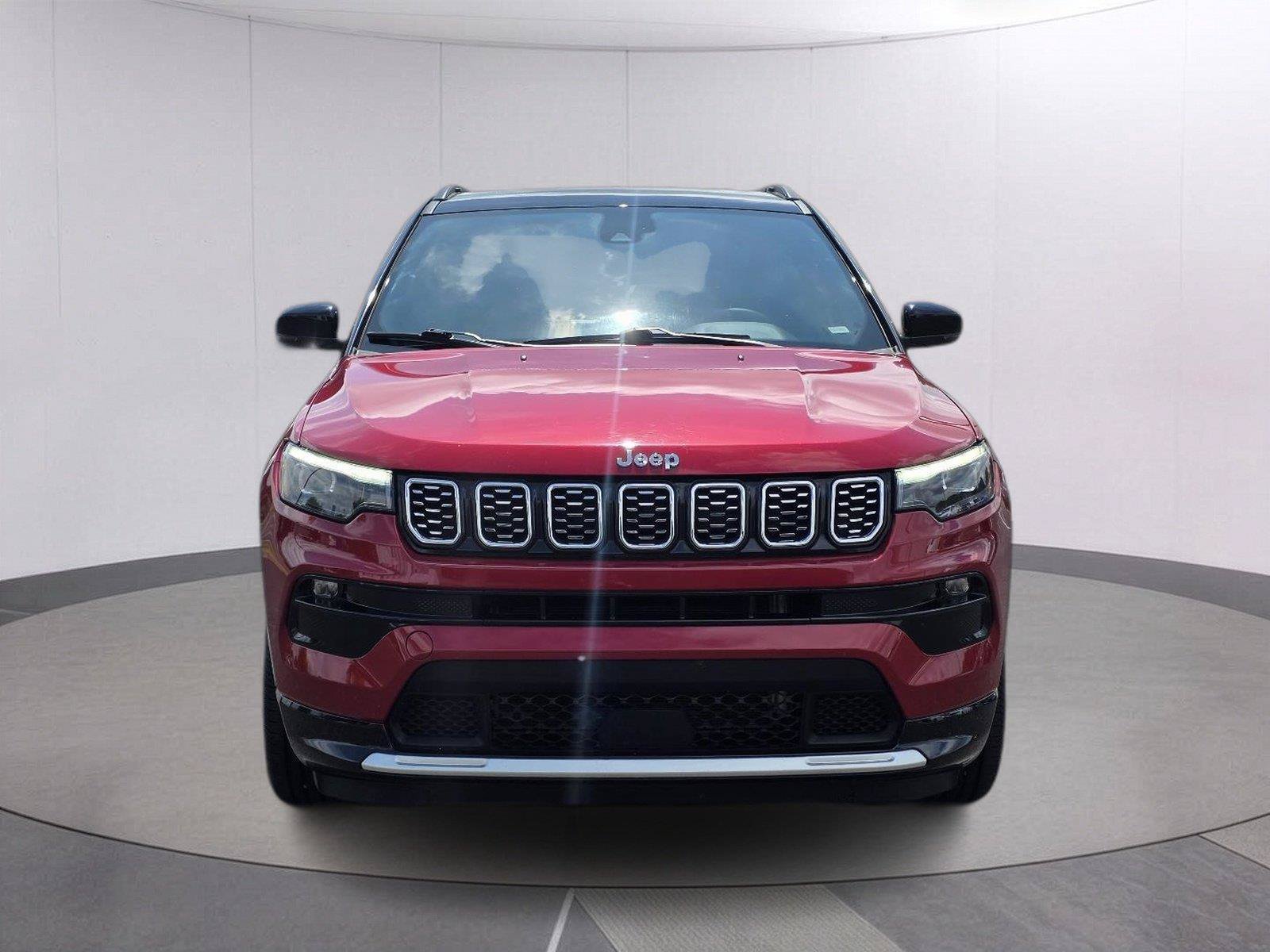 Used 2025 Jeep Grand Cherokee Altitude AWD/4WD image 2