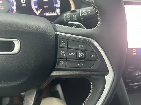 Used 2023 Jeep Grand Cherokee Limited w/ Luxury Tech Group II image 20