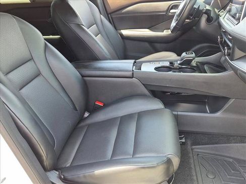 Used 2023 Nissan Rogue SV w/ SV Premium B Package FWD image 18