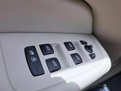 Used 2022 Volvo XC60 B5 Inscription w/ Climate Package image 21