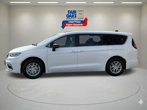 New 2026 Chrysler Pacifica Select FWD image 10