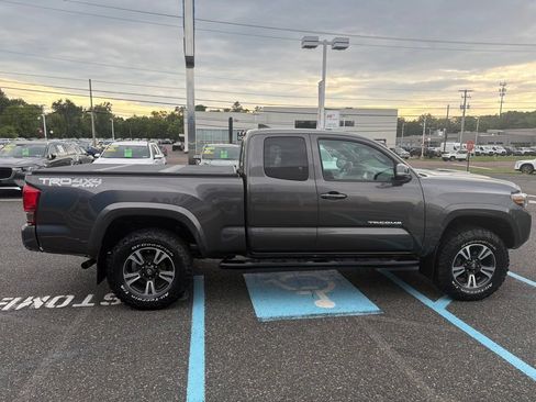 Used 2016 Toyota Tacoma TRD Sport w/ Towing Package AWD/4WD image 11