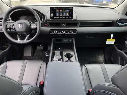 New 2025 Honda Pilot Touring image 11