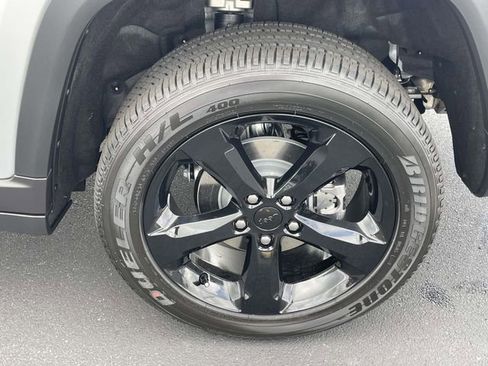 New 2025 Jeep Grand Cherokee Altitude image 9