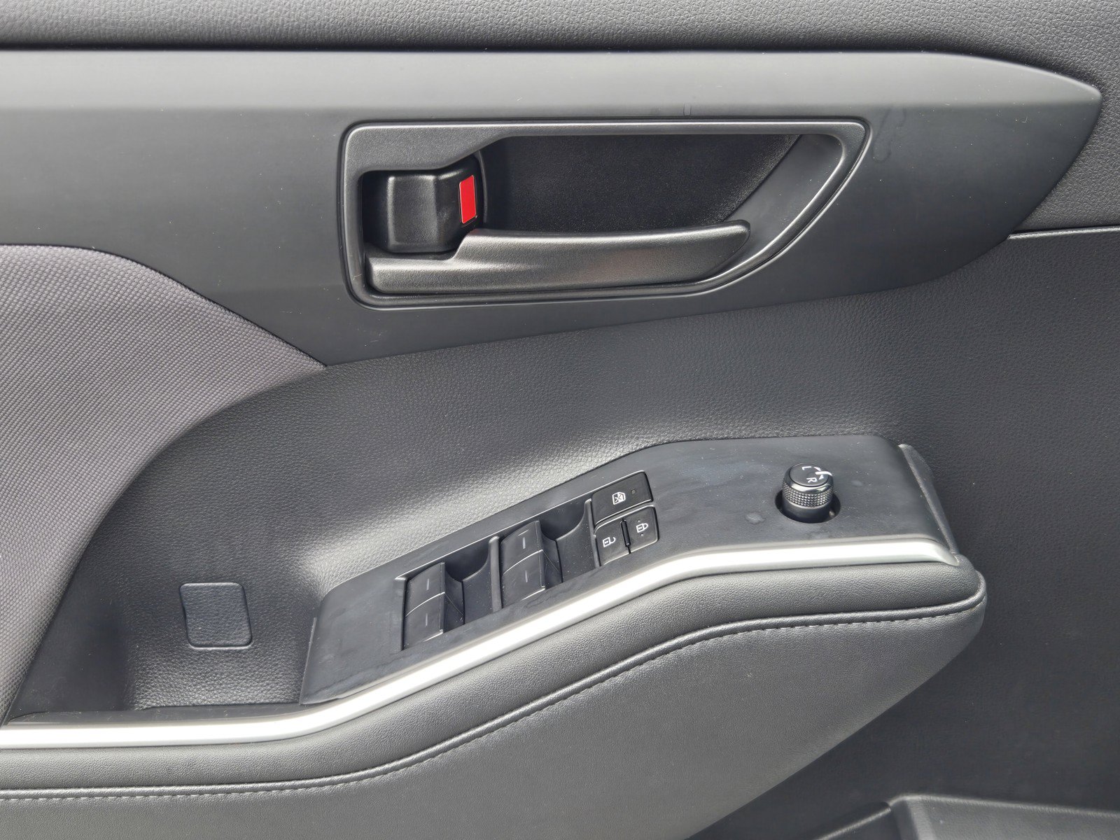 Used 2023 Toyota Highlander LE FWD image 25