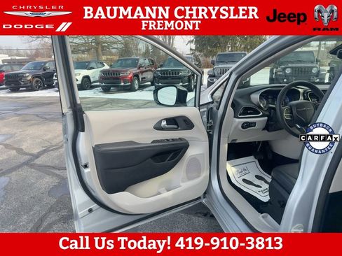 Used 2024 Chrysler Pacifica Touring-L image 5